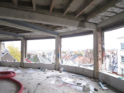 Verbouwing en uitbreiding kantoorgebouw tot handelsruimten en 64 appartementen Brussel