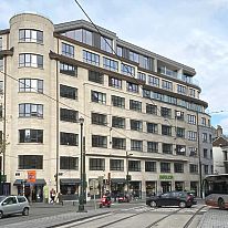 Verbouwing en uitbreiding kantoorgebouw tot handelsruimten en 64 appartementen Brussel
