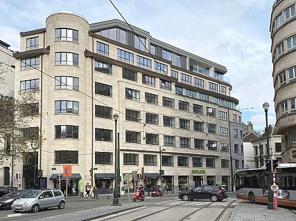 Verbouwing en uitbreiding kantoorgebouw tot handelsruimten en 64 appartementen Brussel