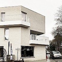 Handelsruimte met 9 appartementen en 10 woningen 