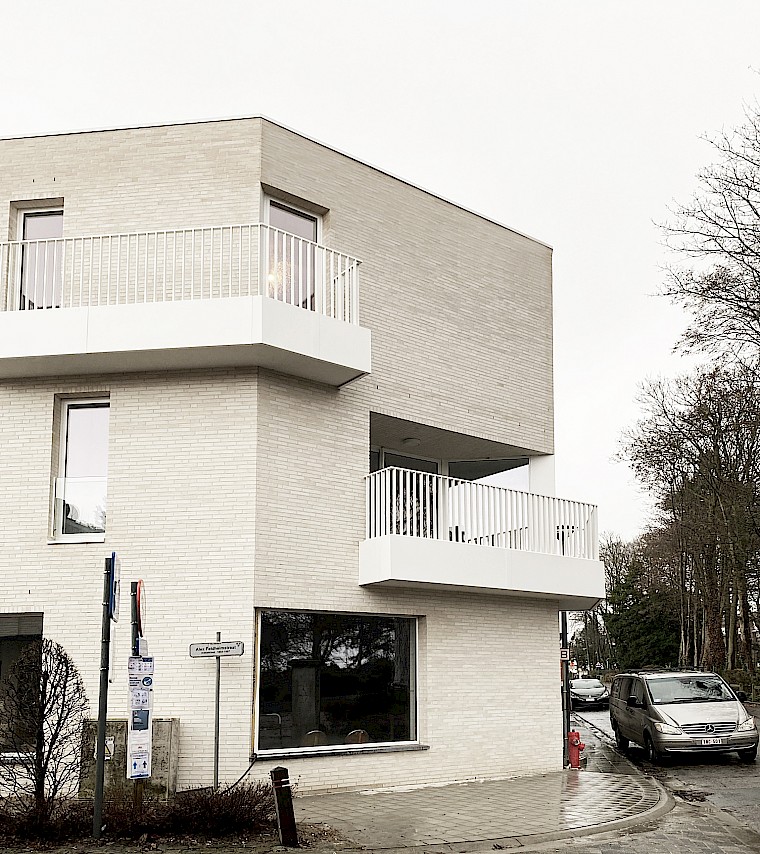 Handelsruimte met 9 appartementen en 10 woningen 