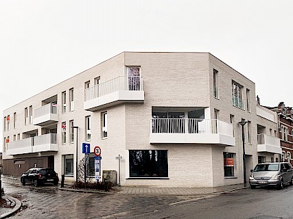 Handelsruimte met 9 appartementen en 10 woningen 