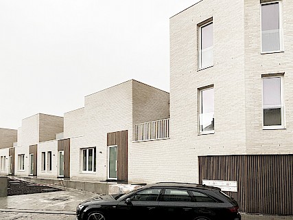 Handelsruimte met 9 appartementen en 10 woningen 